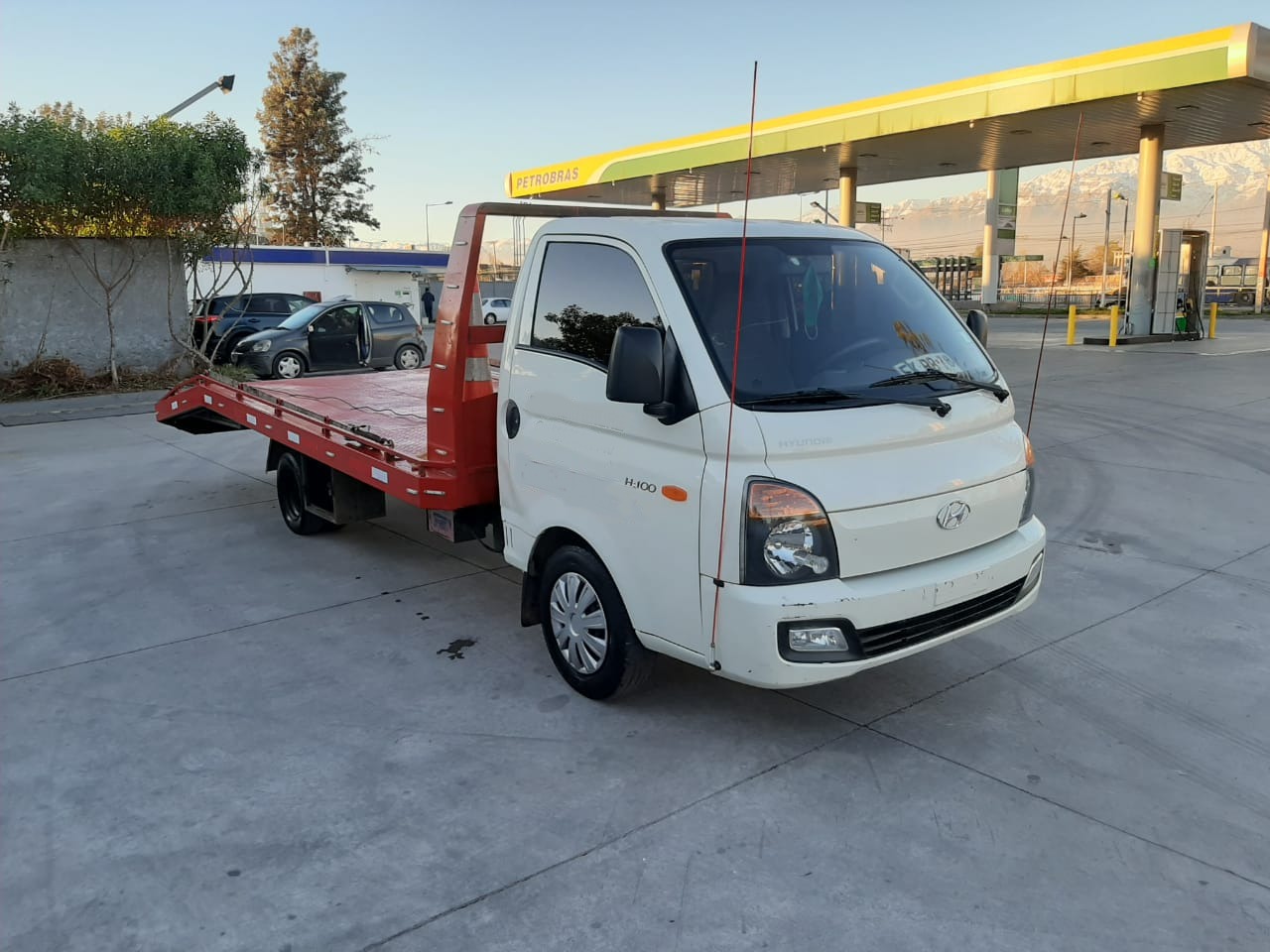 Grúa cama de RPH Grúas en servicio