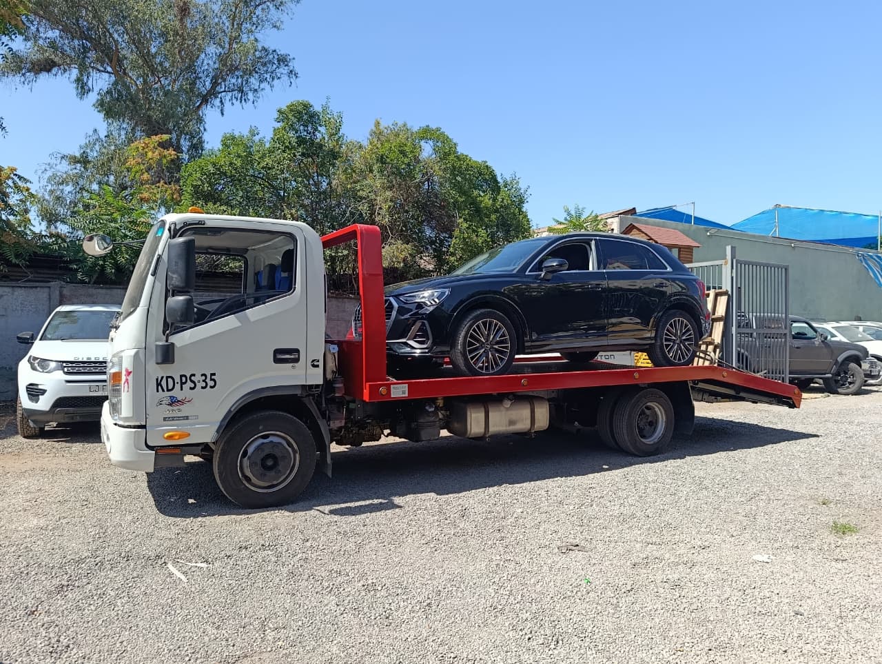 Audi Q3 sobre la plataforma de una grúa cama de RPH Grúas
