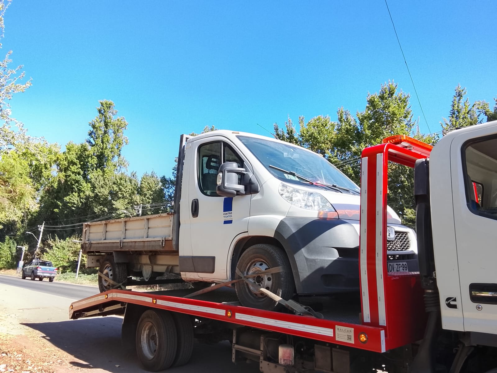Traslado de un furgón de trabajo sobre grúa cama